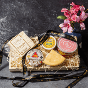CESTA DE PRESENTE - 3 QUEIJOS SUAVES + COALHADA CREMOSA + DOCE DE LEITE
